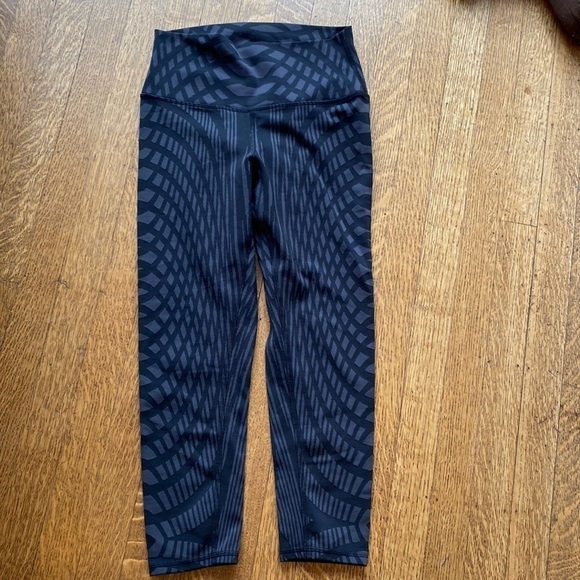 Alo Yoga 3/4 Length Leggings – Size Small – Wide Waistband – Great Condition - Picture 3 of 6